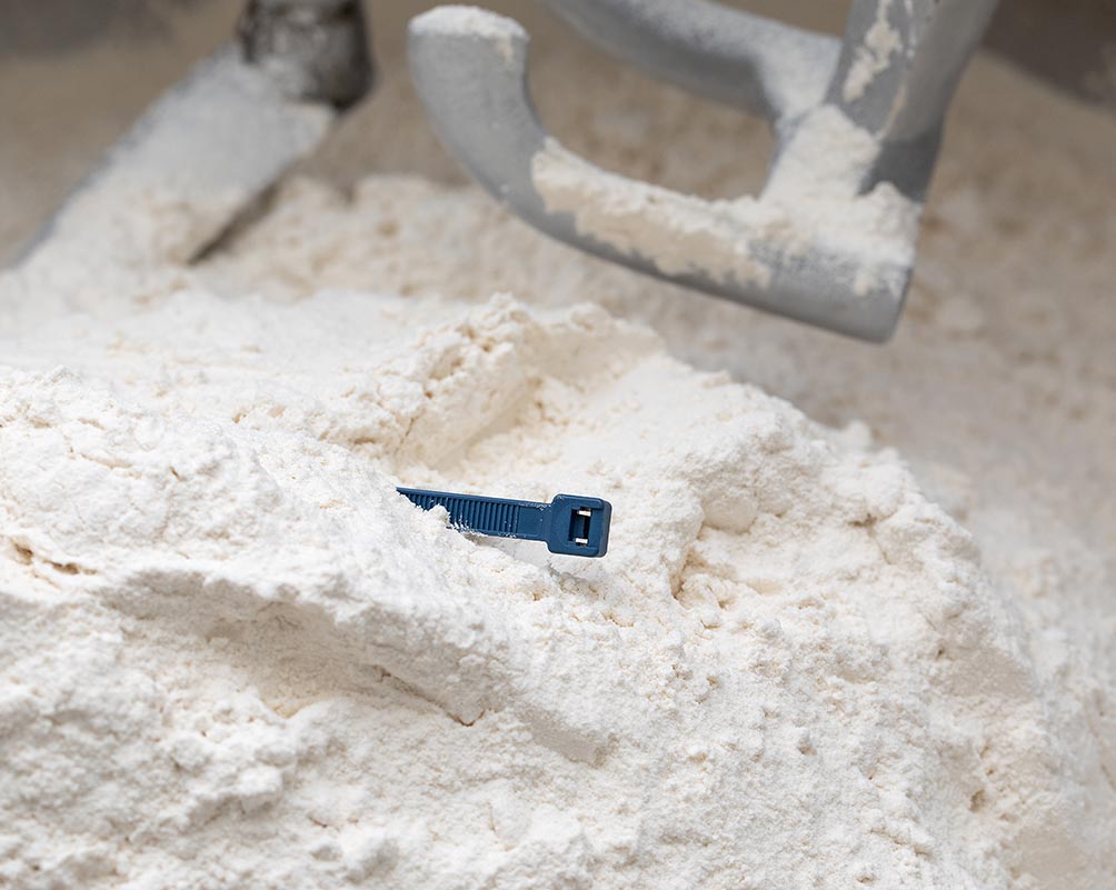 Braçadeira de Nylon® detectável meio enterrada na farinha