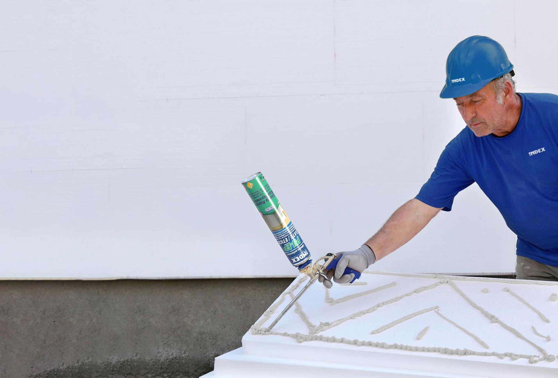 Operador de Index aplicando Adesivo de poliuretano SATE/ ETICS